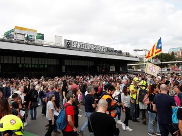 Manifestantes a las puertas de la estación de Sants de Barcelona Manifestantes a las puertas de la estación de Sants de Barcelona