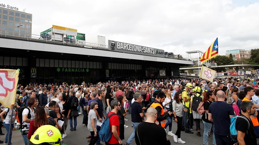 Manifestantes a las puertas de la estación de Sants de Barcelona