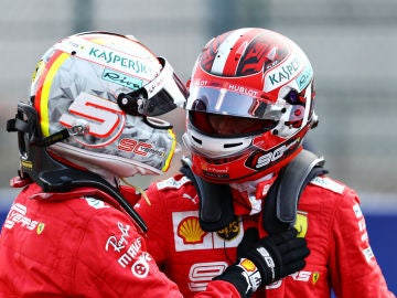 Vettel saluda a Leclerc Vettel saluda a Leclerc