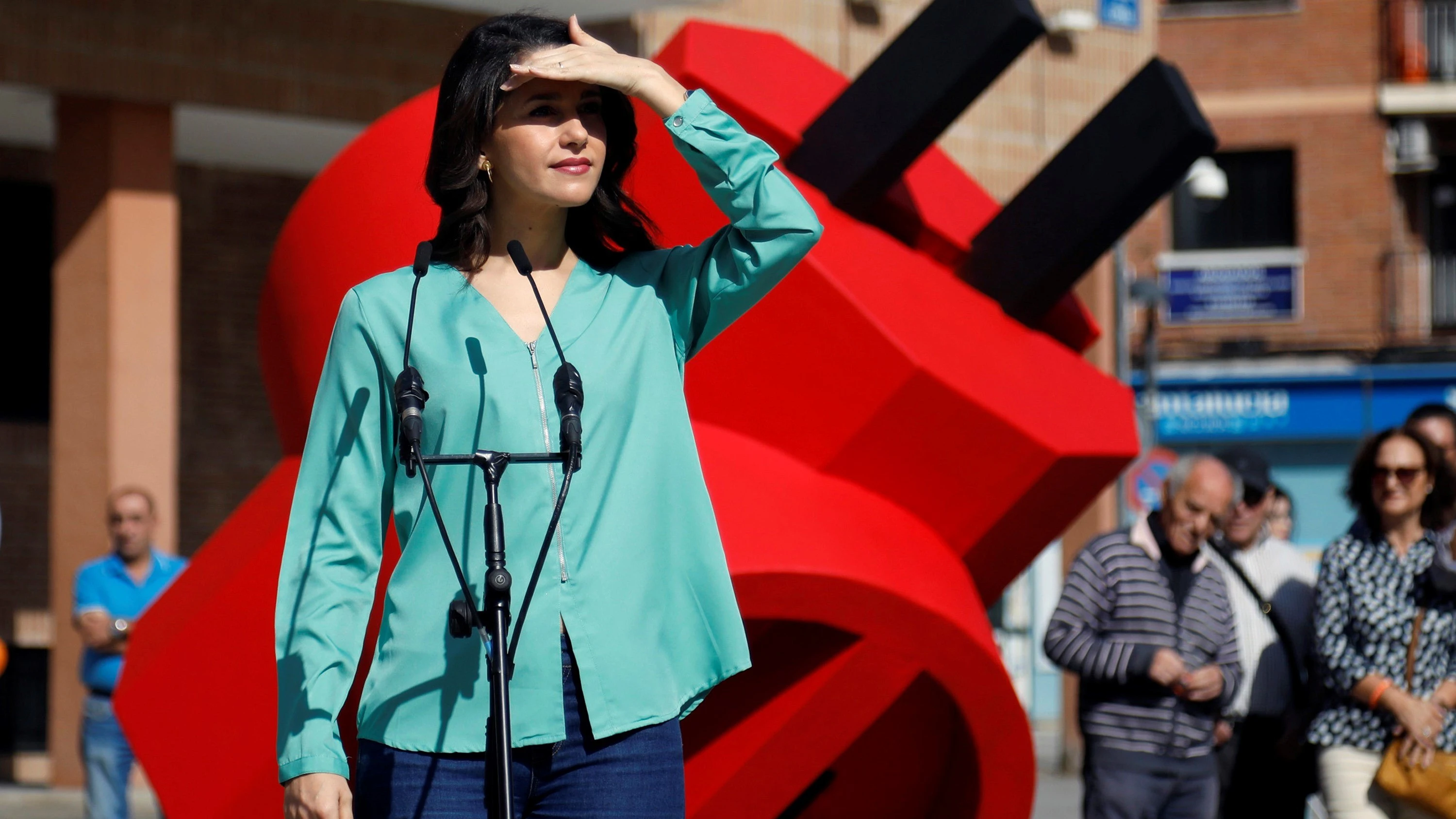 Inés Arrimadas durante un acto en la Plaza de Ayuntamiento de Móstoles.