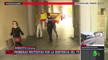 Momento en el que los agentes han sacado a la protesta de Girona a la pareja