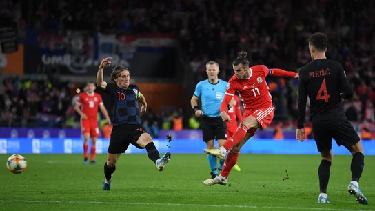 Bale dispara ante la defensa de Modric Bale dispara ante la defensa de Modric