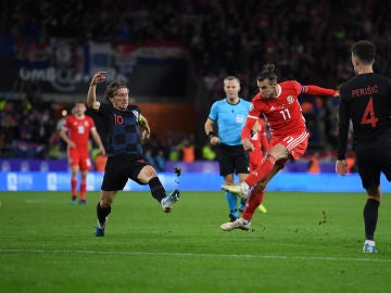 Bale dispara ante la defensa de Modric Bale dispara ante la defensa de Modric