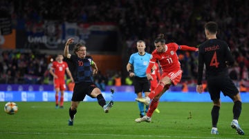 Bale dispara ante la defensa de Modric