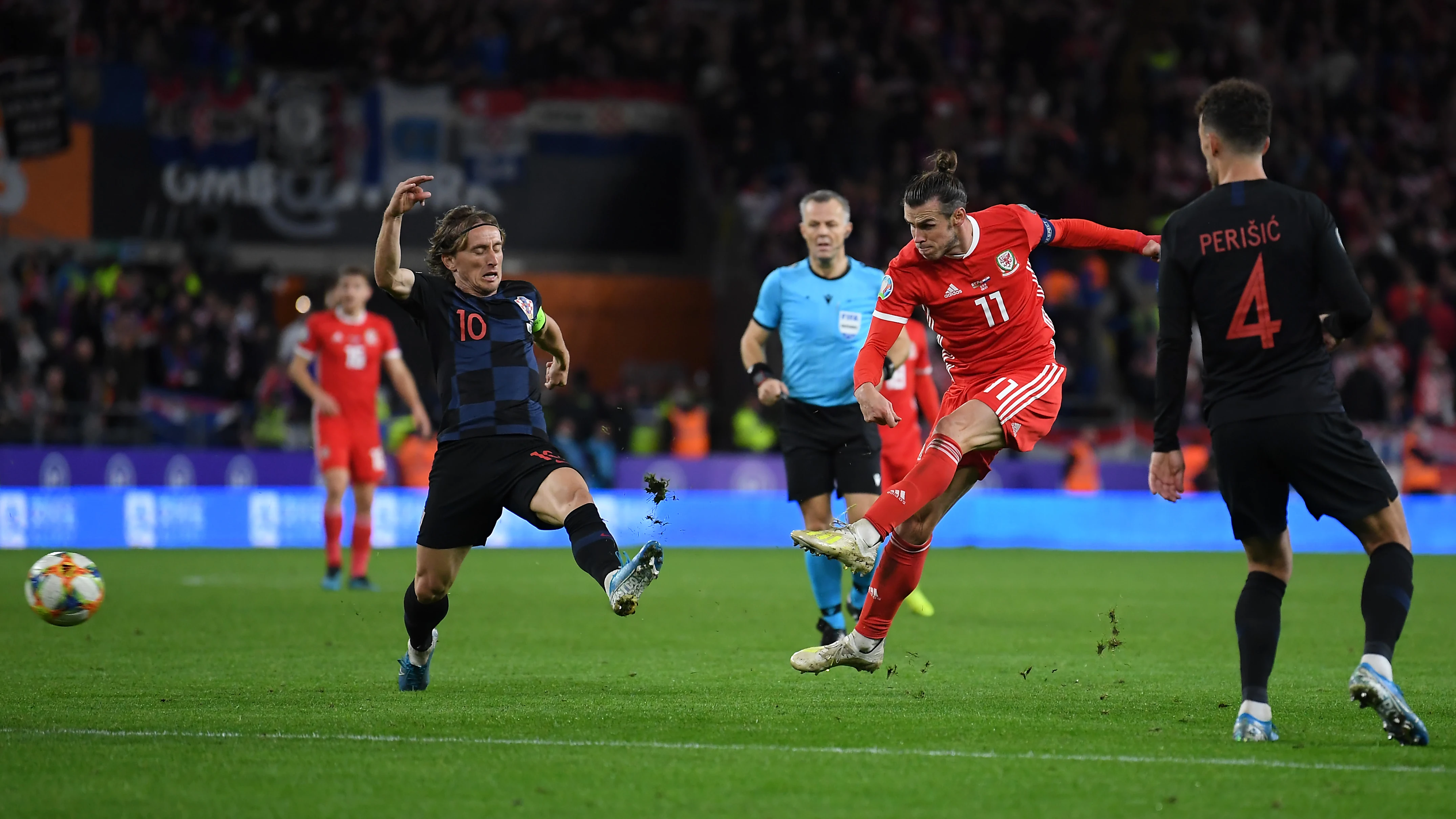 Bale dispara ante la defensa de Modric