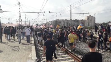 Los manifestantes cortan las vías del tren de Cercanías en Girona