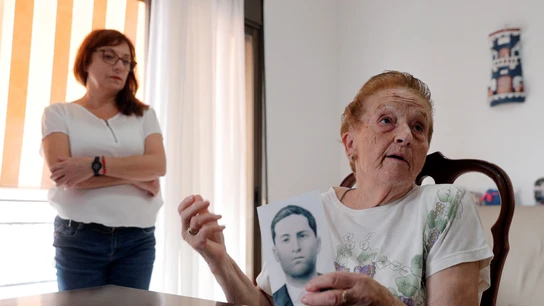 Montserrat Martínez junto a su tía Antonia Fernández, hermana de Ángel Fernández, que murió al finalizar la Guerra Civil y desde 1963 está enterrado en el Valle de los Caídos Montserrat Martínez junto a su tía Antonia Fernández, hermana de Ángel Fernández, que murió al finalizar la Guerra Civil y desde 1963 está enterrado en el Valle de los Caídos