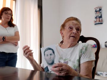 Montserrat Martínez junto a su tía Antonia Fernández, hermana de Ángel Fernández, que murió al finalizar la Guerra Civil y desde 1963 está enterrado en el Valle de los Caídos Montserrat Martínez junto a su tía Antonia Fernández, hermana de Ángel Fernández, que murió al finalizar la Guerra Civil y desde 1963 está enterrado en el Valle de los Caídos