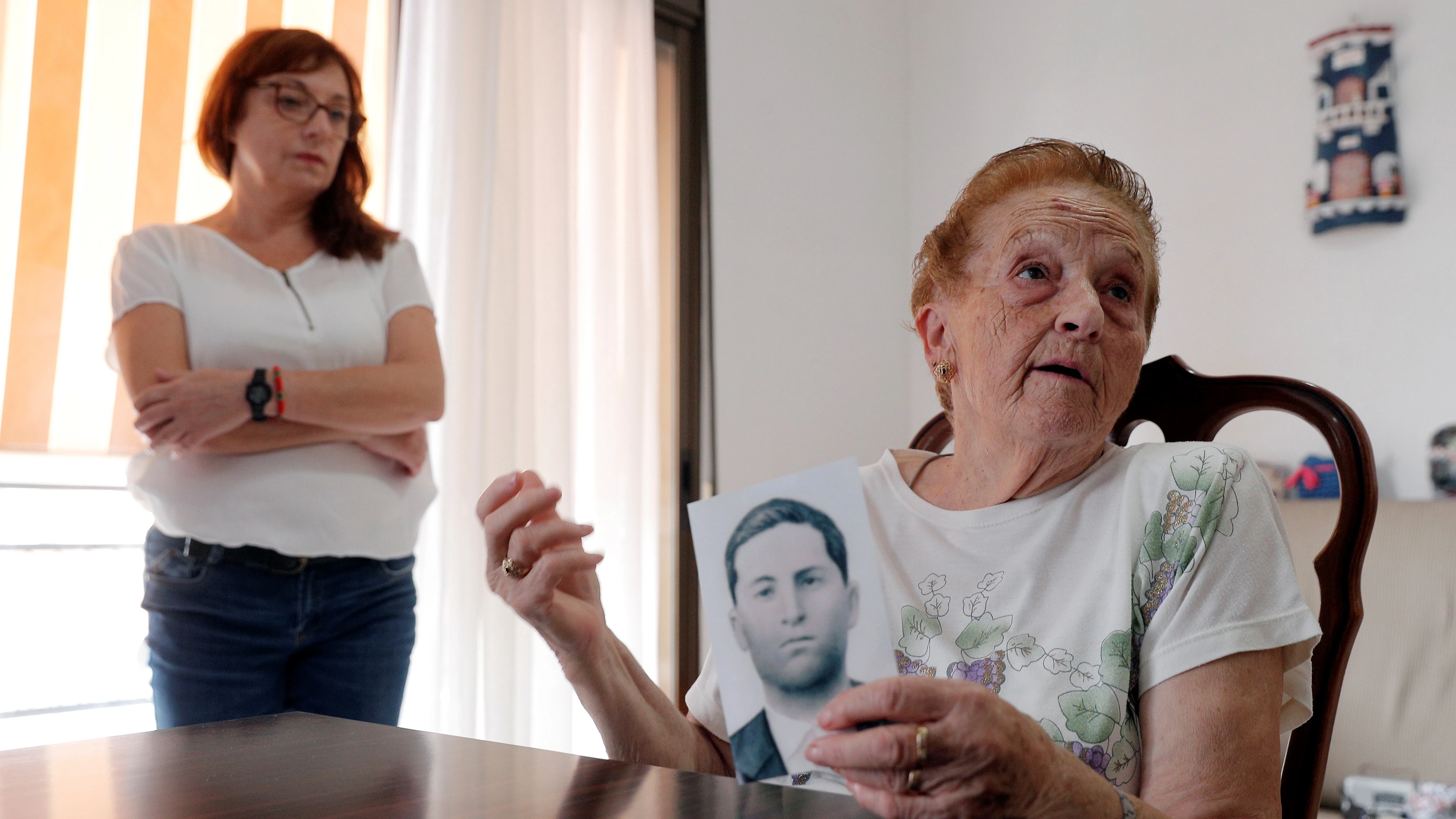 Montserrat Martínez junto a su tía Antonia Fernández, hermana de Ángel Fernández, que murió al finalizar la Guerra Civil y desde 1963 está enterrado en el Valle de los Caídos