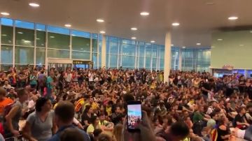 Los manifestantes entonan el 'Bella Ciao' en una sentada dentro del aeropuerto de Barcelona