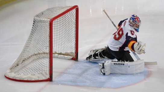 Petr Cech debuta como portero de hockey hielo Petr Cech debuta como portero de hockey hielo