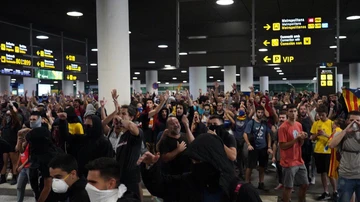 Imagen de un grupo de manifestantes en el Aeropuerto de El Prat