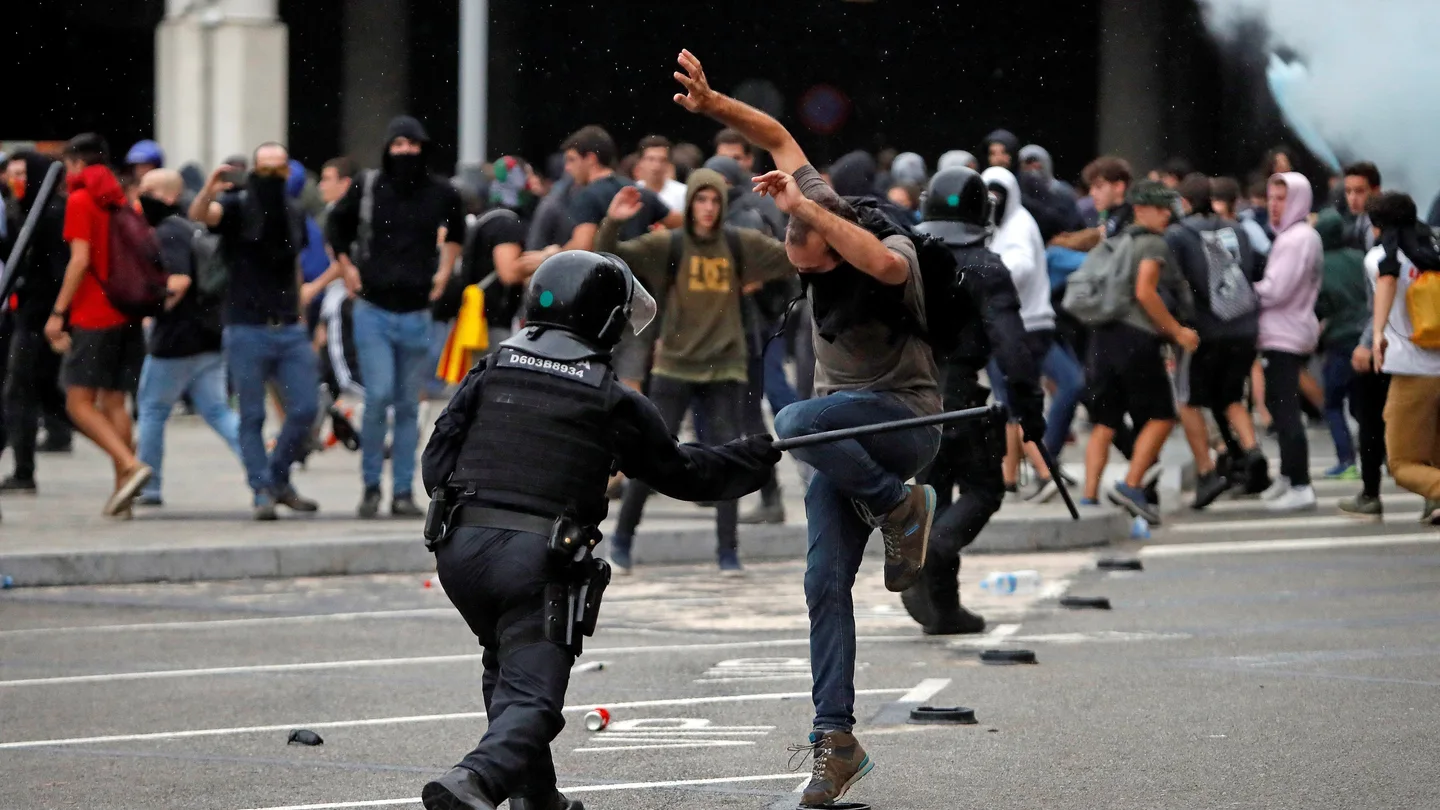 Los Mossos cargan contra los manifestantes en el Aeropuerto del Prat Los Mossos cargan contra los manifestantes en el Aeropuerto del Prat