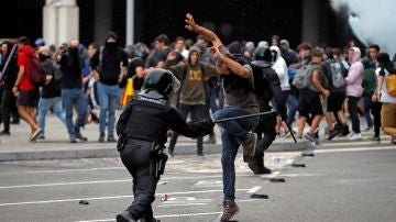 Los Mossos cargan contra los manifestantes en el Aeropuerto del Prat 