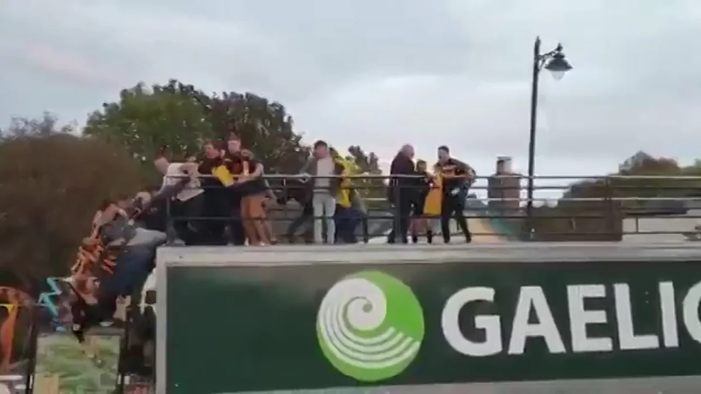 Varios jugadores caen de lo alto de un autobús en plena celebración Varios jugadores caen de lo alto de un autobús en plena celebración
