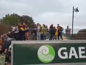 Varios jugadores caen de lo alto de un autobús en plena celebración Varios jugadores caen de lo alto de un autobús en plena celebración