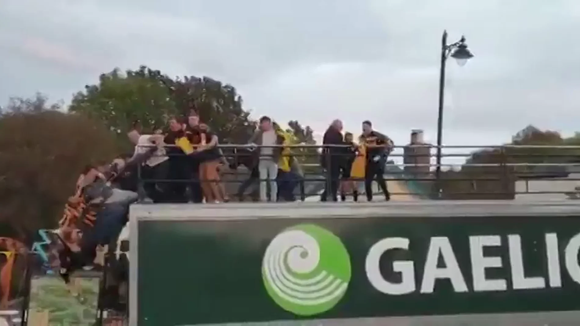 Varios jugadores caen de lo alto de un autobús en plena celebración