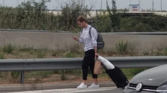 Rakitic, a pie por la carretera de El Prat debido a los cortes en el aeropuerto. Rakitic, a pie por la carretera de El Prat debido a los cortes en el aeropuerto.