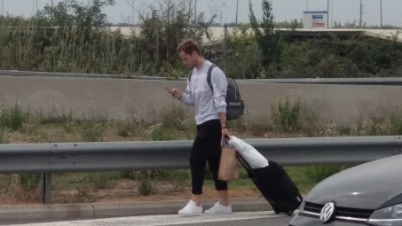 Rakitic, a pie por la carretera de El Prat debido a los cortes en el aeropuerto. 