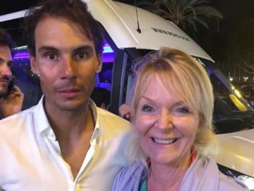 Una mujer se fotografía con Rafa Nadal en el día de su despedida de soltero Una mujer se fotografía con Rafa Nadal en el día de su despedida de soltero