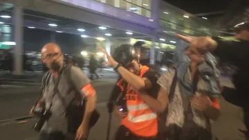 Periodista herido durante las protestas en el aeropuerto de El Prat