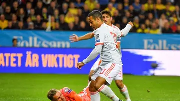 La mejor ocasión de la primera parte entre Suecia y España con el mano a mano de Thiago. 