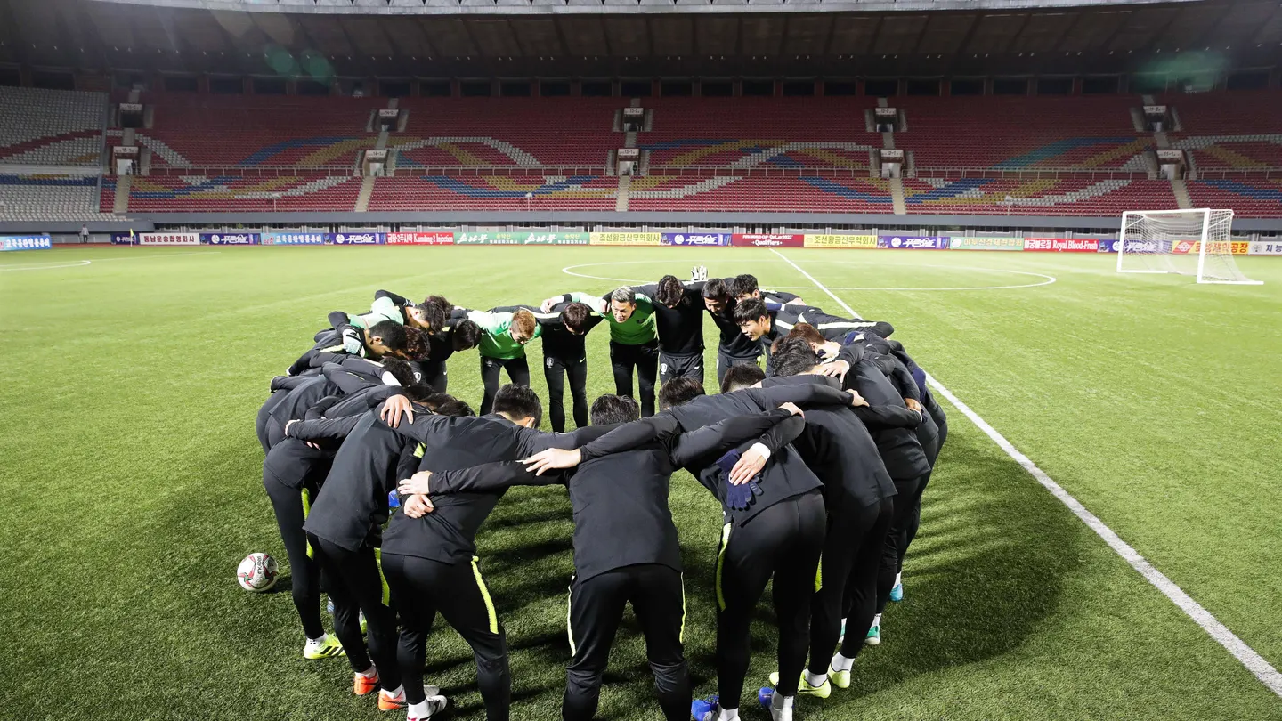 Los jugadores de Corea del Sur hacen piña antes del partido contra Corea del Norte Los jugadores de Corea del Sur hacen piña antes del partido contra Corea del Norte