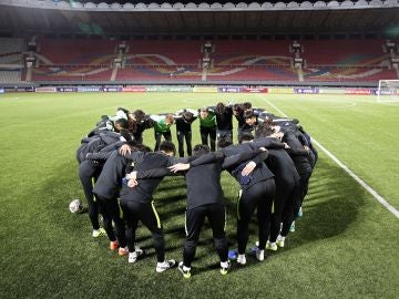 Los jugadores de Corea del Sur hacen piña antes del partido contra Corea del Norte Los jugadores de Corea del Sur hacen piña antes del partido contra Corea del Norte