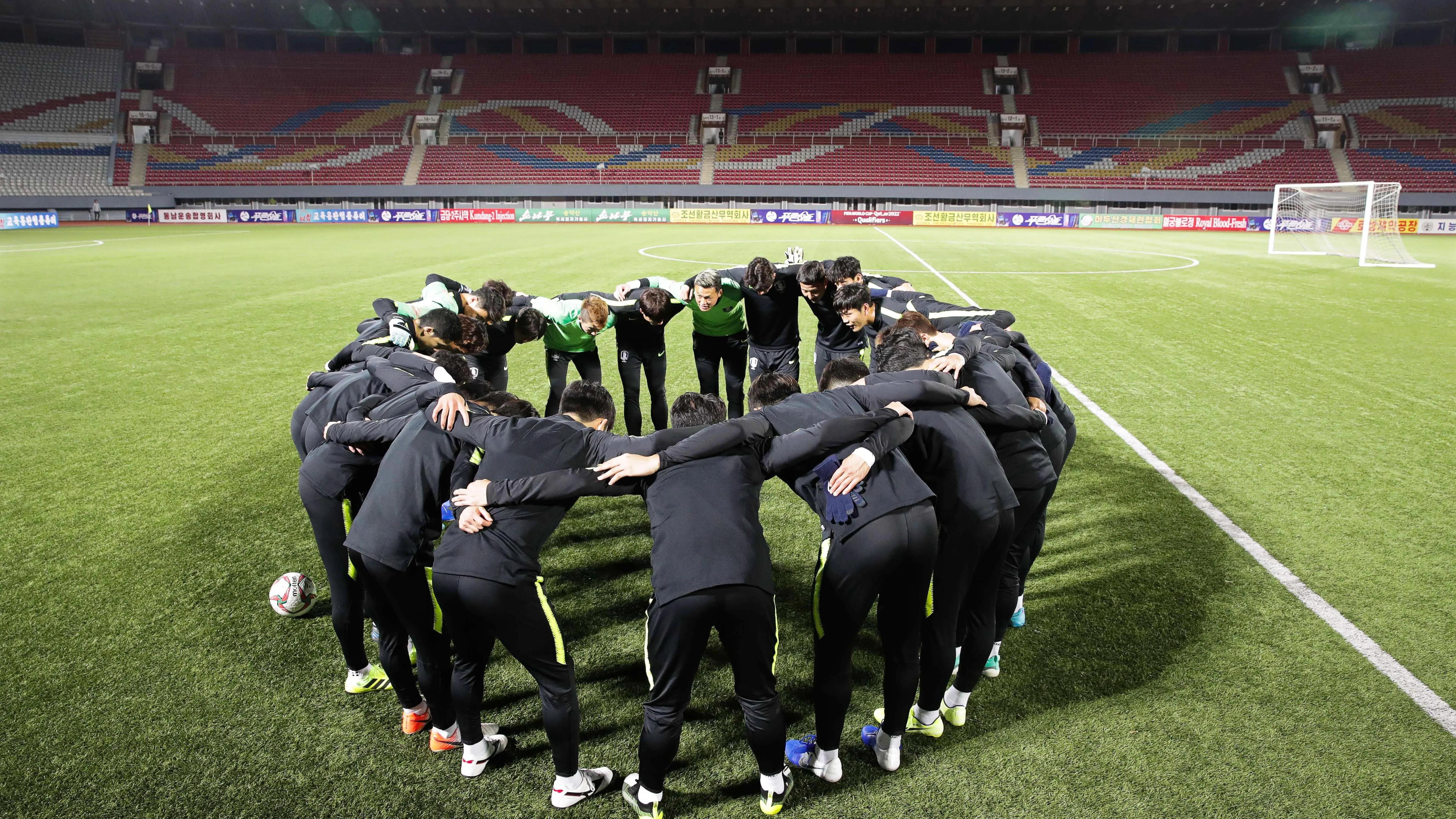 Los jugadores de Corea del Sur hacen piña antes del partido contra Corea del Norte