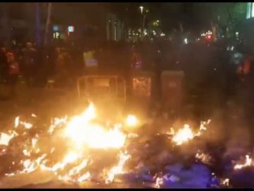 Manifestantes alientan con cartones el fuego de una barricada frente a la Delegación del Gobierno de Barcelona Manifestantes alientan con cartones el fuego de una barricada frente a la Delegación del Gobierno de Barcelona