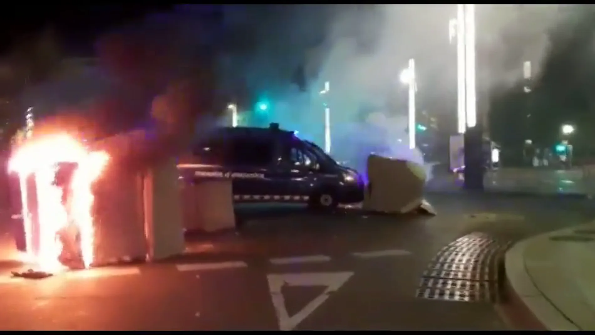 Arden motos y contenedores a modo de barricadas en las protestas de Barcelona tras la sentencia del procés