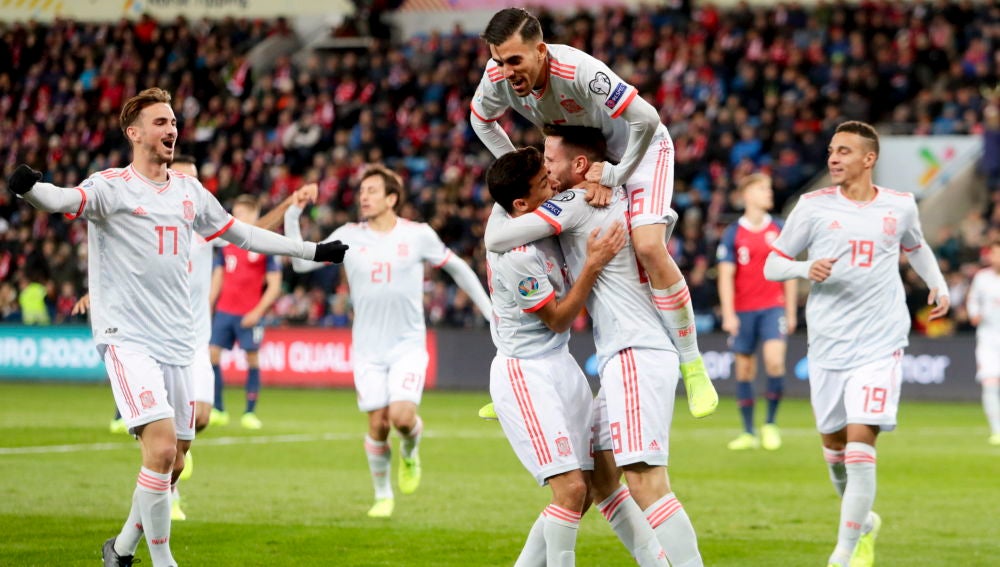 Los jugadores de la Selección celebran un gol