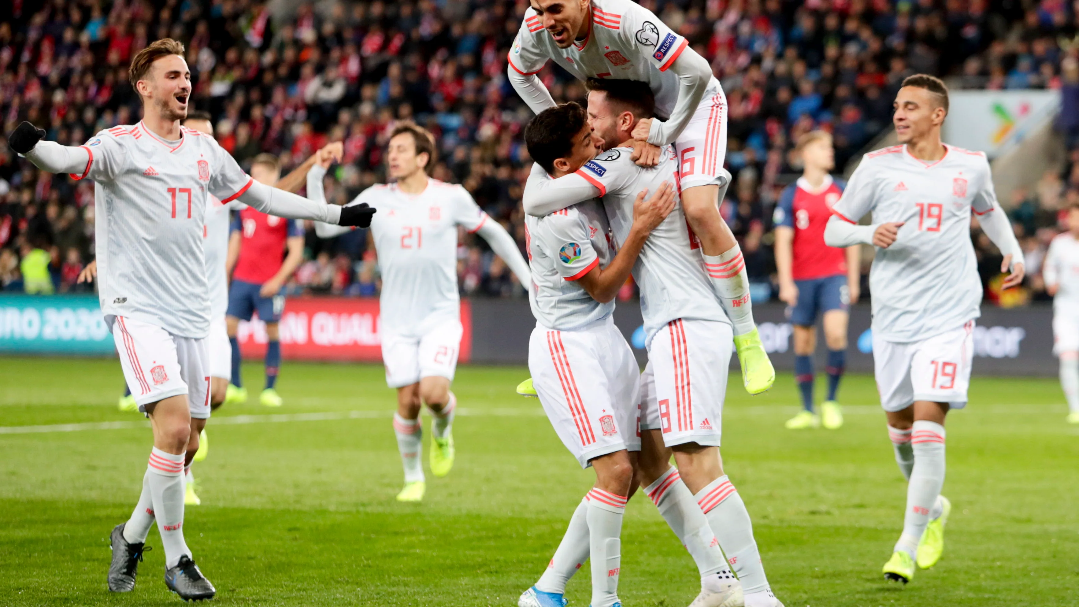 Los jugadores de la Selección celebran un gol