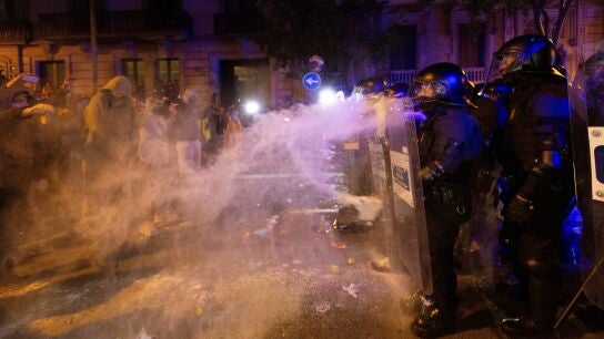 Los Mossos d'Esquadra tratan de disuadir las protestas contra la sentencia del proc&eacute;s con gas pimienta en Barcelona.