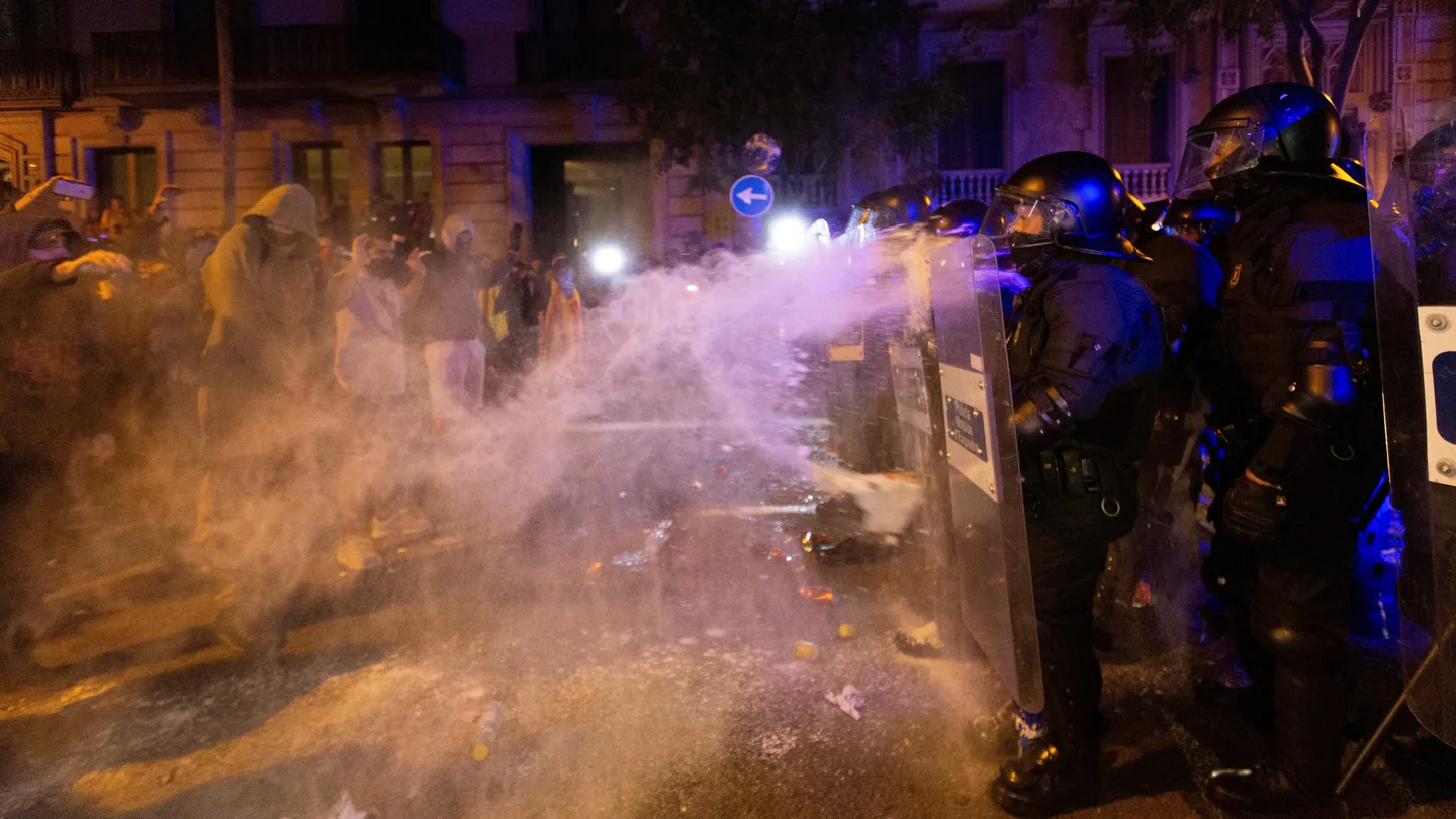 Los Mossos d'Esquadra tratan de disuadir las protestas contra la sentencia del procés con gas pimienta en Barcelona. Los Mossos d'Esquadra tratan de disuadir las protestas contra la sentencia del procés con gas pimienta en Barcelona.
