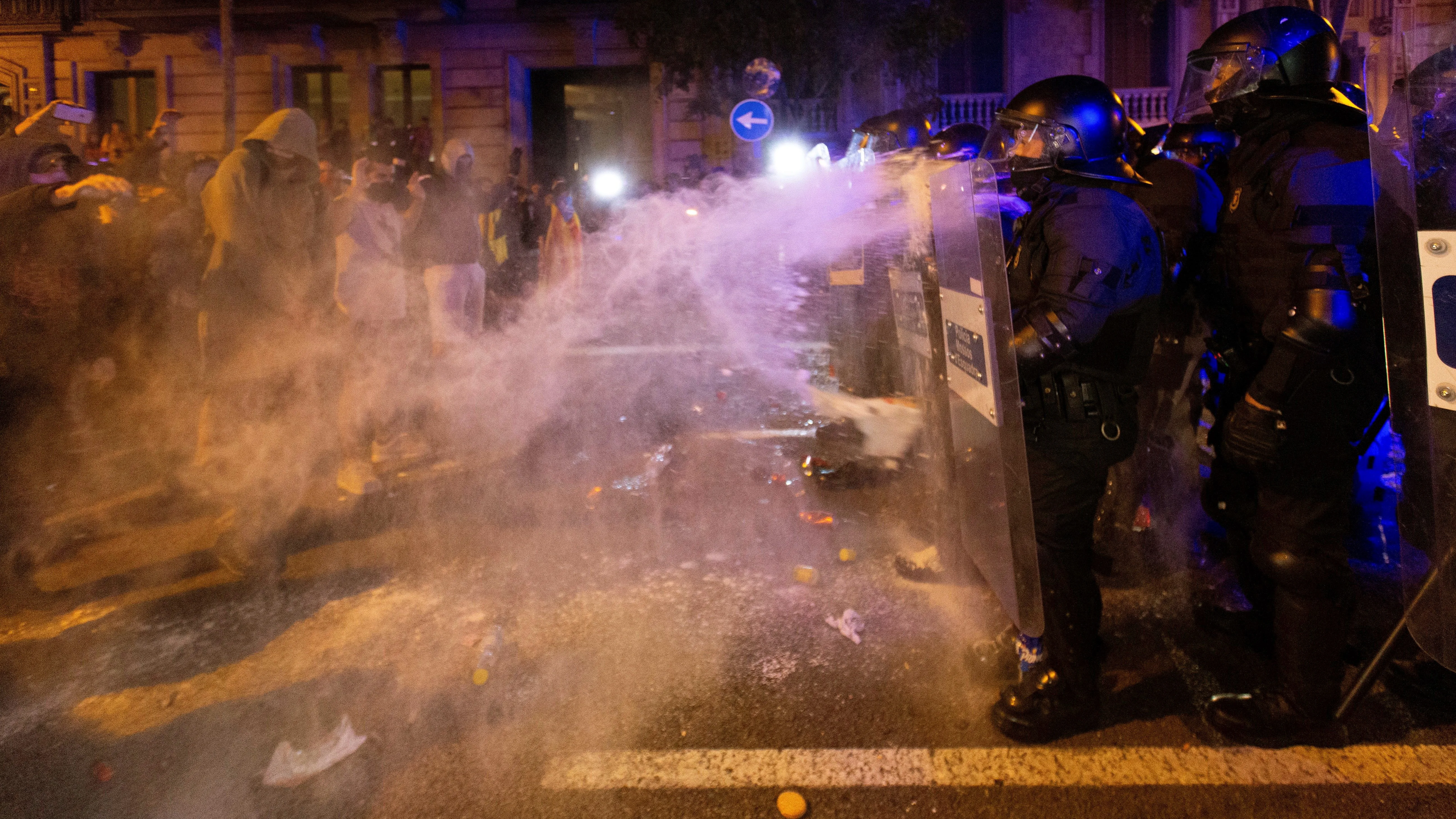 Los Mossos d'Esquadra tratan de disuadir las protestas contra la sentencia del procés con gas pimienta en Barcelona.