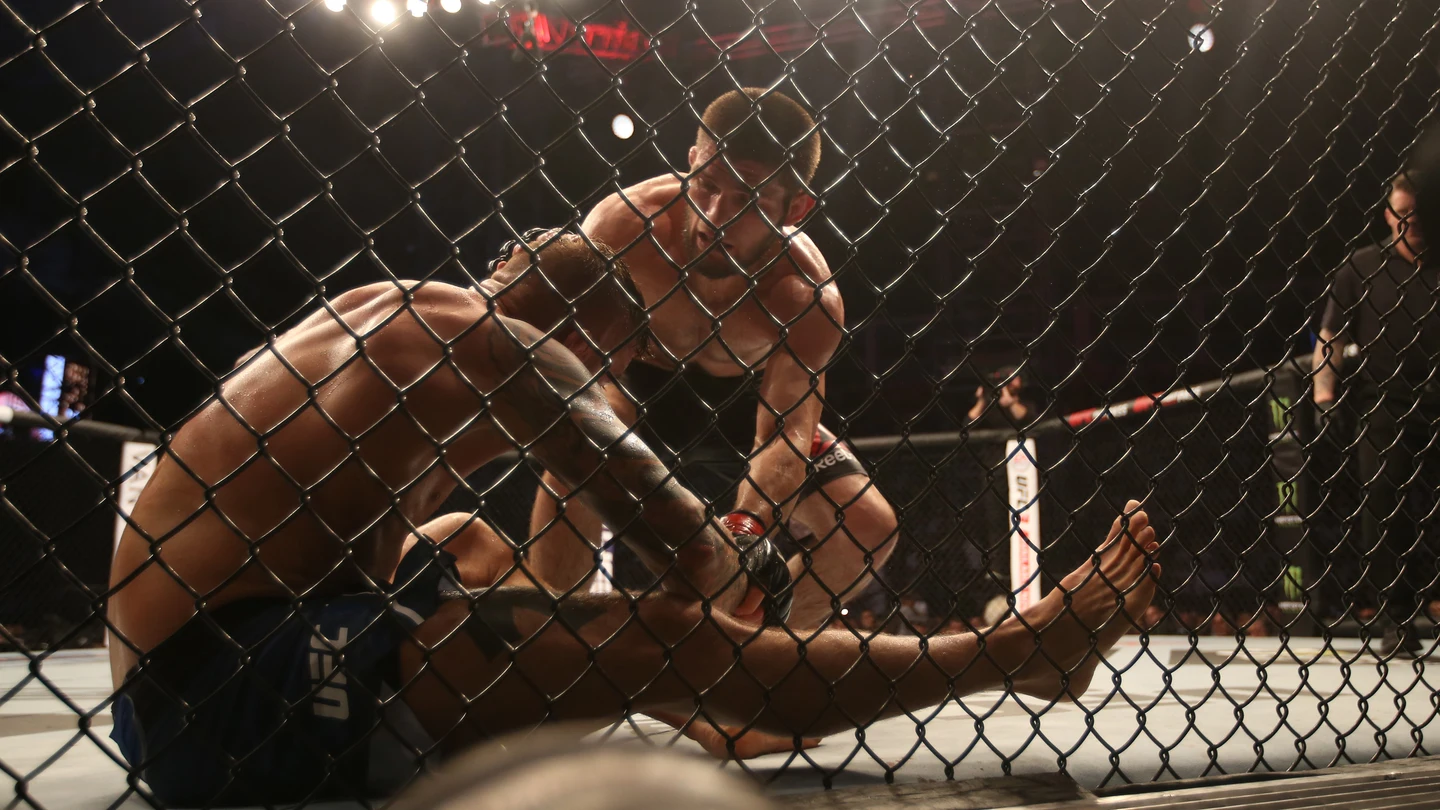 Khabib Nurmagomedov y Dustin Poirier, en combate de UFC Khabib Nurmagomedov y Dustin Poirier, en combate de UFC