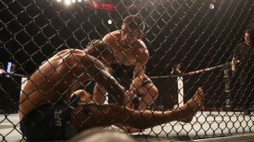 Khabib Nurmagomedov y Dustin Poirier, en combate de UFC 