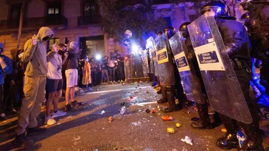 La policía, junto a los manifestantes, protege la Delegación del Gobierno de Barcelona La policía, junto a los manifestantes, protege la Delegación del Gobierno de Barcelona
