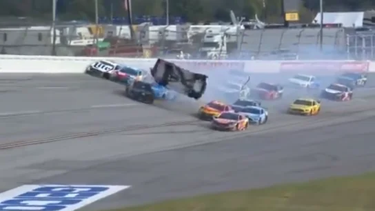 El coche de Brendan Gaughan sale por los aires El coche de Brendan Gaughan sale por los aires