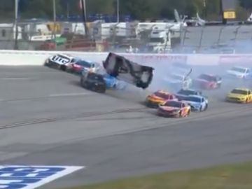 El coche de Brendan Gaughan sale por los aires El coche de Brendan Gaughan sale por los aires