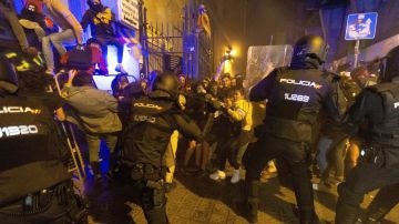 La policía carga contra los manifestantes junto a la Delegación del Gobierno de Barcelona