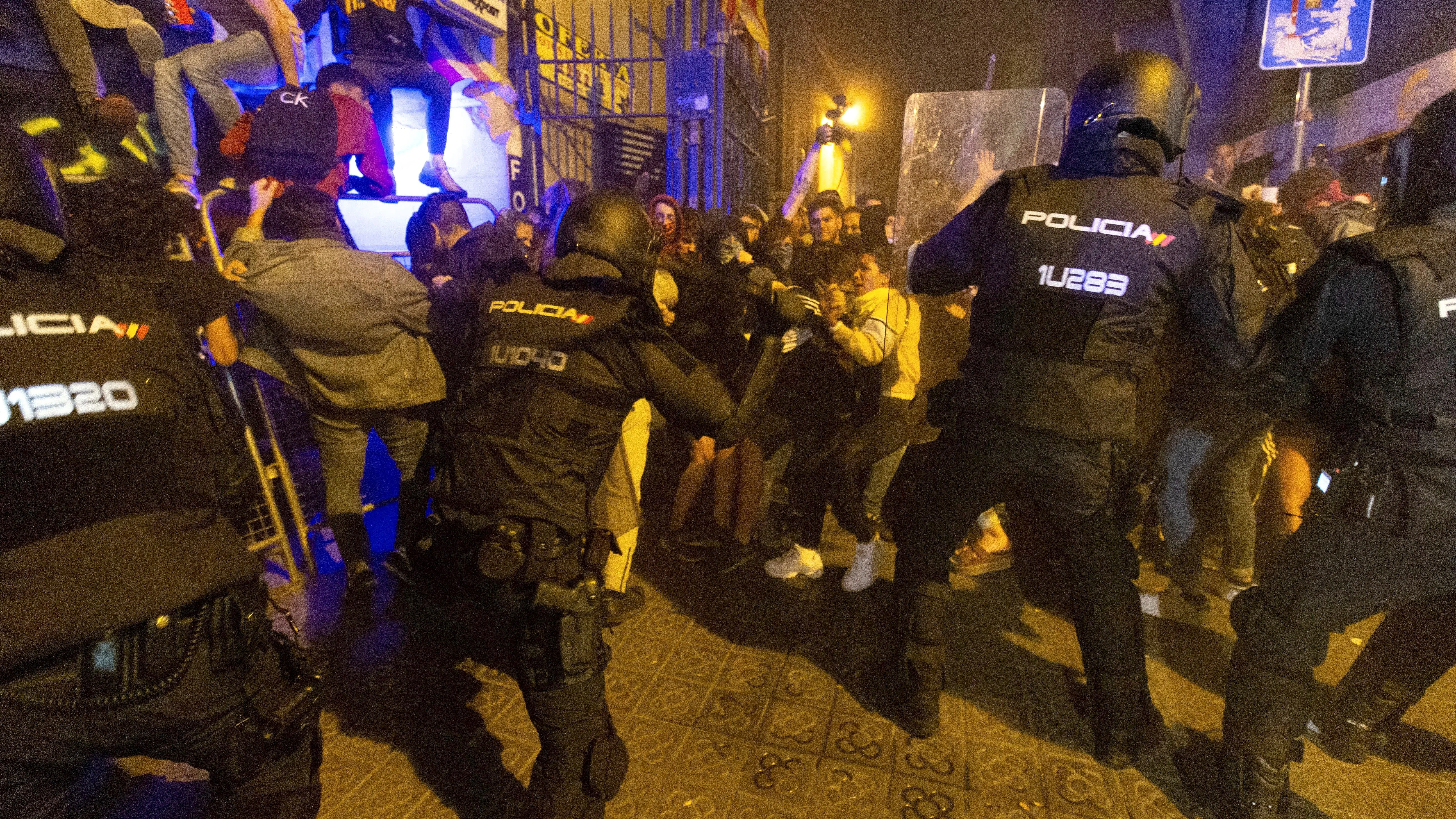 La policía carga contra los manifestantes junto a la Delegación del Gobierno de Barcelona