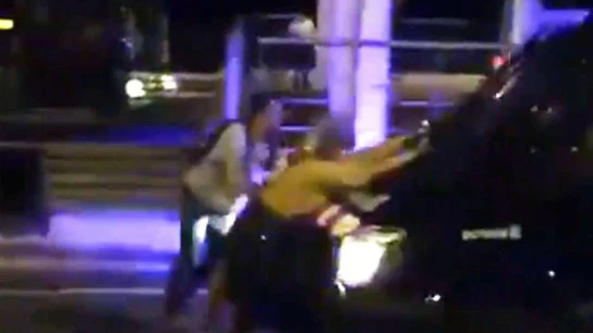 Varios manifestantes sobre el capó de un furgón de los Mossos Varios manifestantes sobre el capó de un furgón de los Mossos