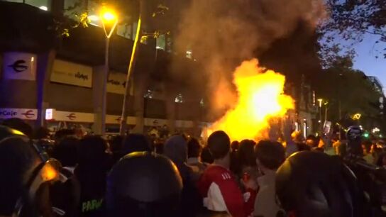 Continua la tensi&oacute;n en Barcelona: los manifestantes intentan romper el cord&oacute;n policial en la Delegaci&oacute;n del Gobierno
