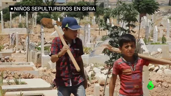 Trabajar cavando tumbas en vez de ir al colegio: el día a día de los niños sirios por una guerra que no tiene fin Trabajar cavando tumbas en vez de ir al colegio: el día a día de los niños sirios por una guerra que no tiene fin