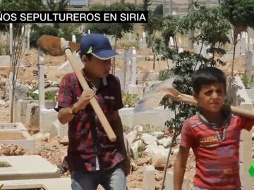 Trabajar cavando tumbas en vez de ir al colegio: el día a día de los niños sirios por una guerra que no tiene fin Trabajar cavando tumbas en vez de ir al colegio: el día a día de los niños sirios por una guerra que no tiene fin