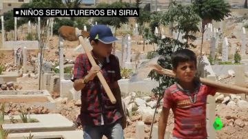 Trabajar cavando tumbas en vez de ir al colegio: el día a día de los niños sirios por una guerra que no tiene fin