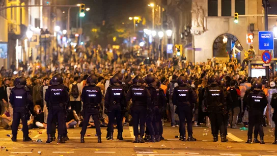 Antidisturbios frente a los manifestantes en la Via Laietana de Barcelona Antidisturbios frente a los manifestantes en la Via Laietana de Barcelona