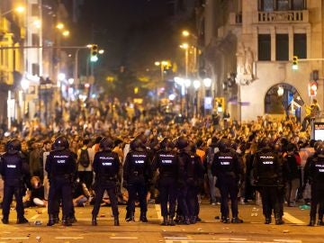 Antidisturbios frente a los manifestantes en la Via Laietana de Barcelona Antidisturbios frente a los manifestantes en la Via Laietana de Barcelona